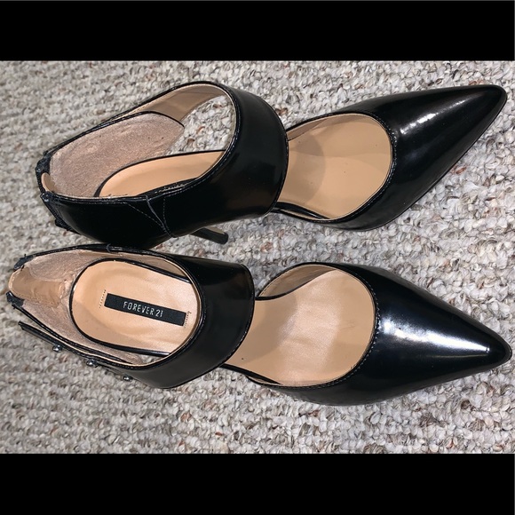 Black Pointed Toe Heels - Picture 2 of 4